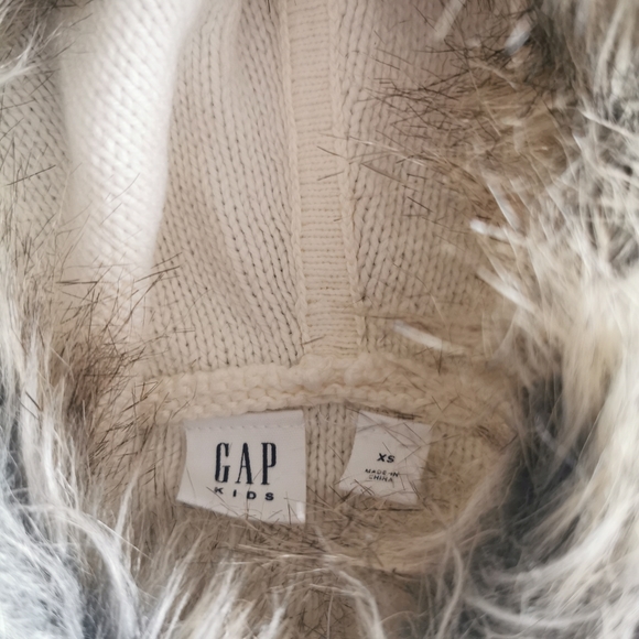 Gap Kids Faux Fur Trim Cable Knit Poncho xs 4-5y - Picture 8 of 9
